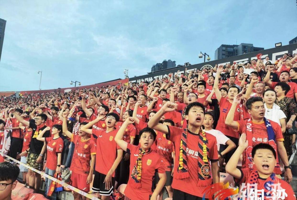 部分申花球迷的足球流氓行径再次暴露,冲击赛场秩序,令上海在全国观众面前蒙羞,一场本该纯粹的足球比赛却沦为丑闻现场